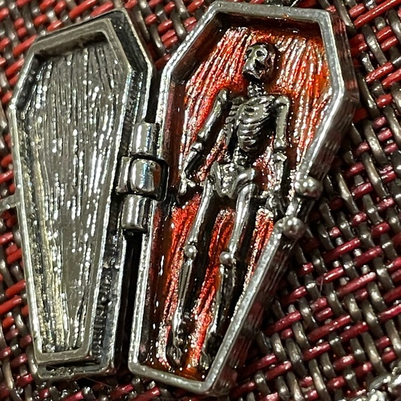 ‼️$7‼️ TODAY ONLY‼️ Gothic Punk Skeleton Coffin Locket Pendant - Unisex - Picture 6 of 12